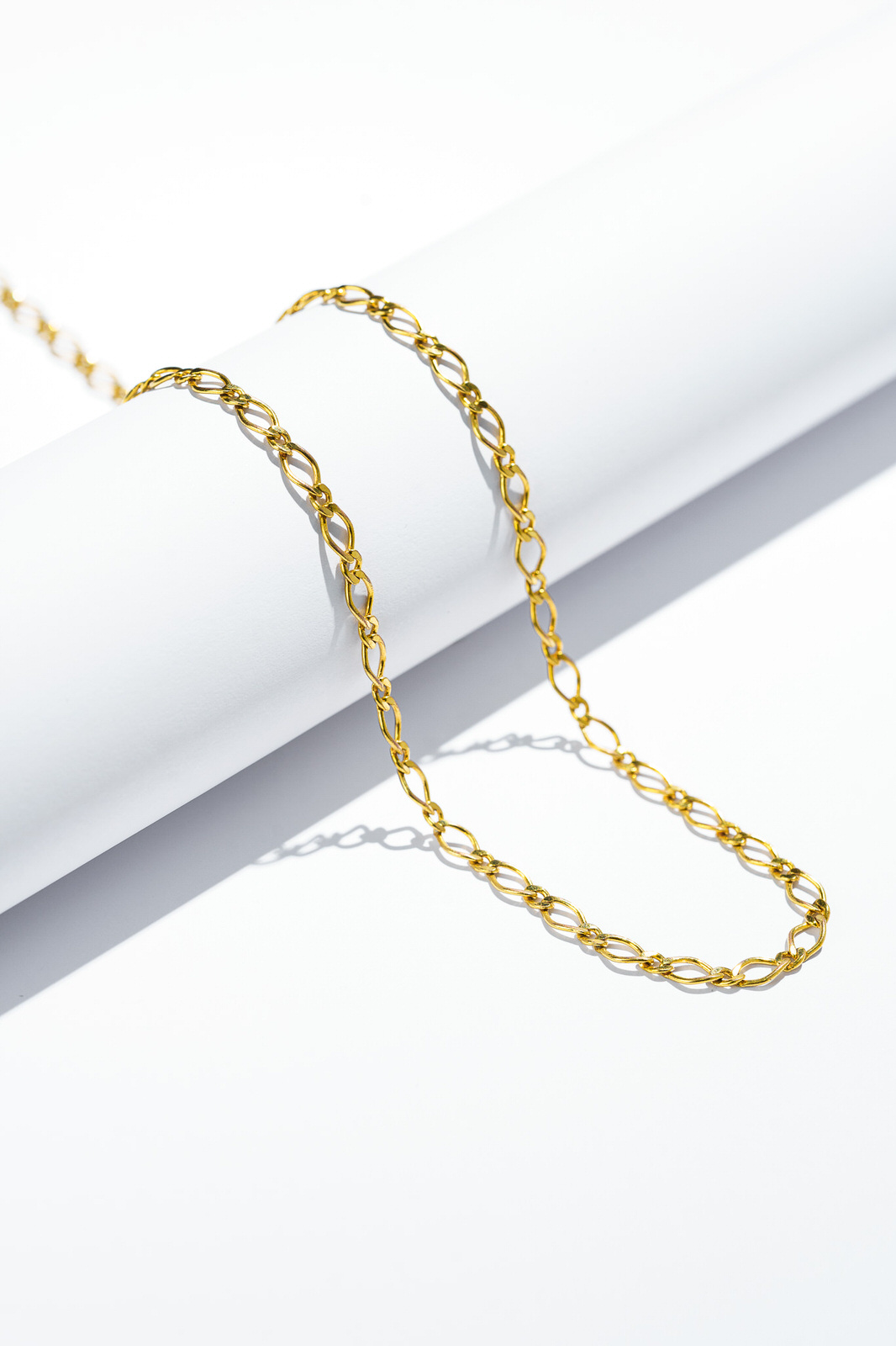 Fotografía comercial collar cadena dorada fondo blanco joyería