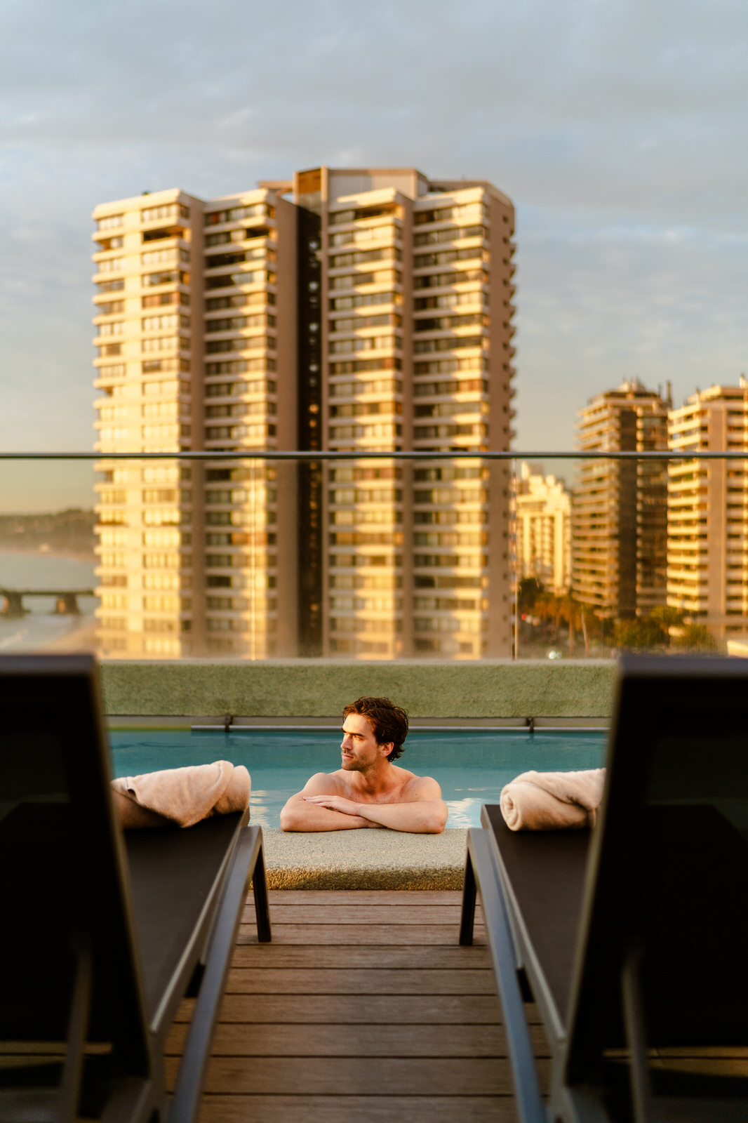 Fotografía comercial lifestyle piscina hotel spa atardecer Chile