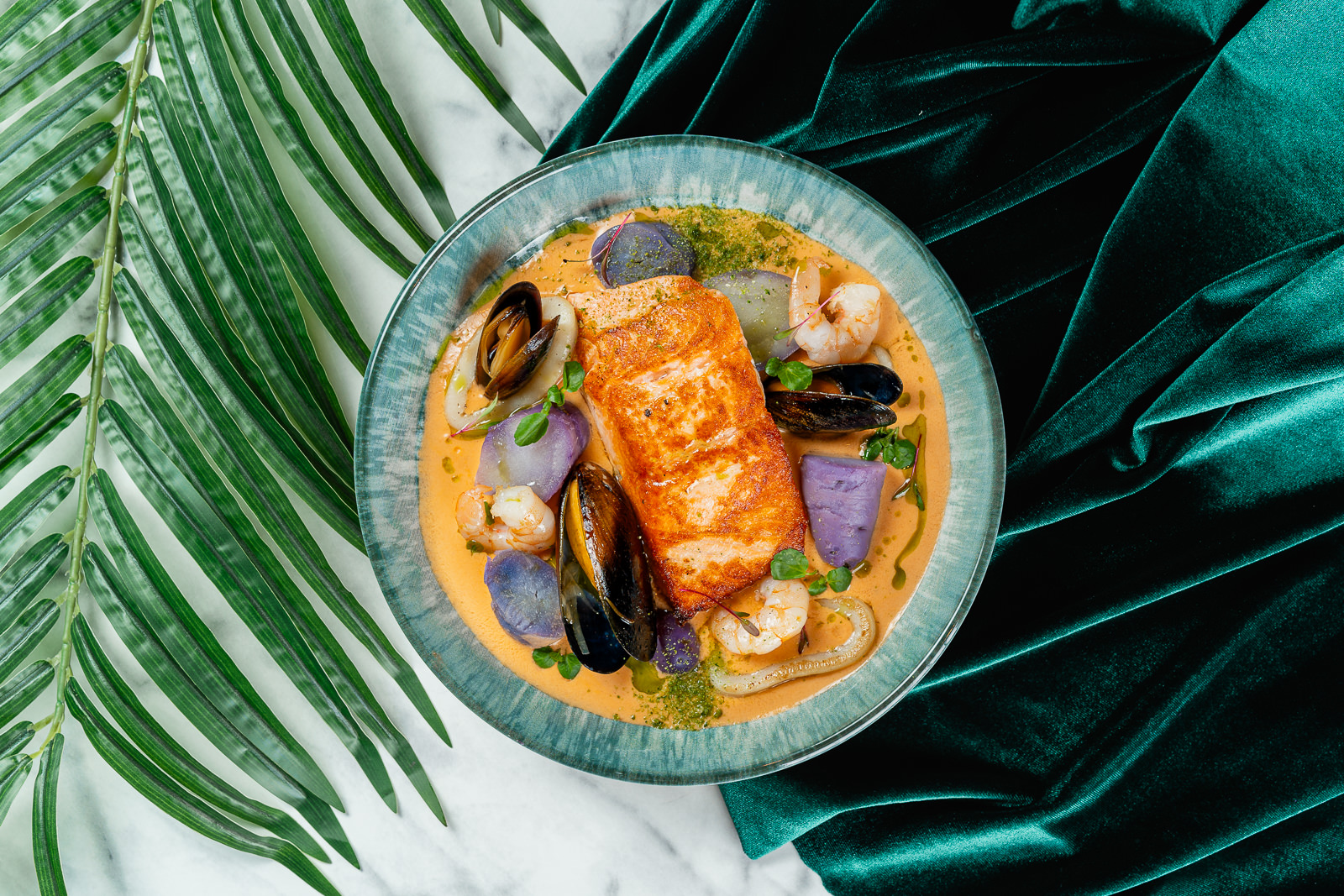 Fotografía gastronómica salmón bowl hojas tropicales restaurante