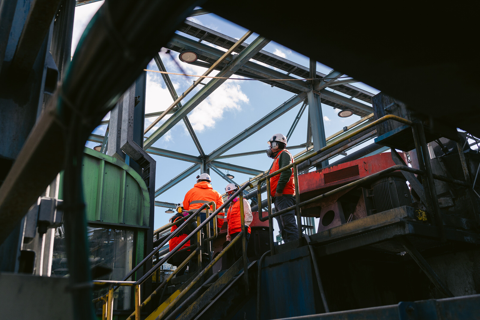 Fotografía industrial operarios estructura metálica planta Chile