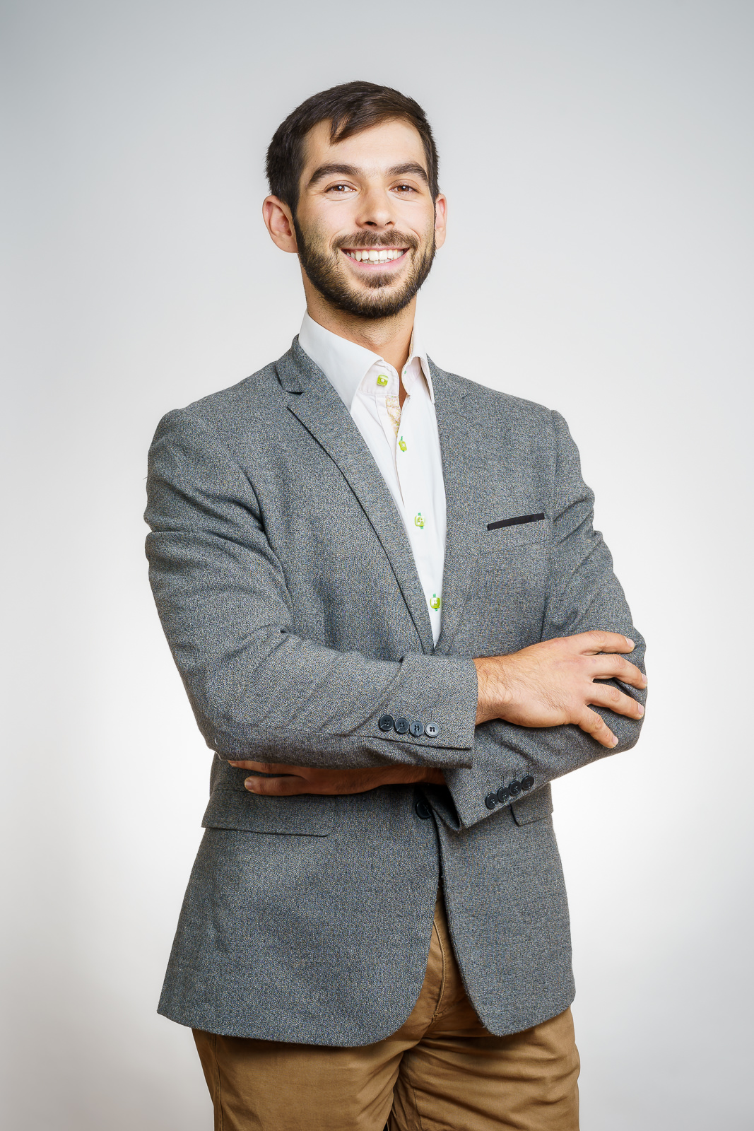 Fotografía retrato corporativo hombre blazer fondo gris Santiago