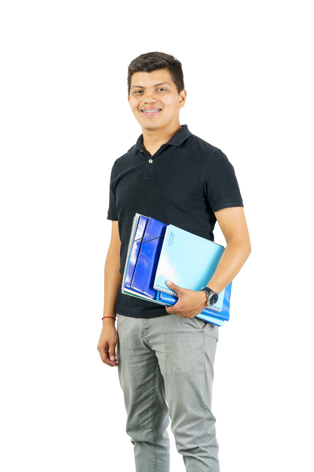 Retrato hombre en estudio fondo blanco, con carpeta — Elige Educar Mineduc