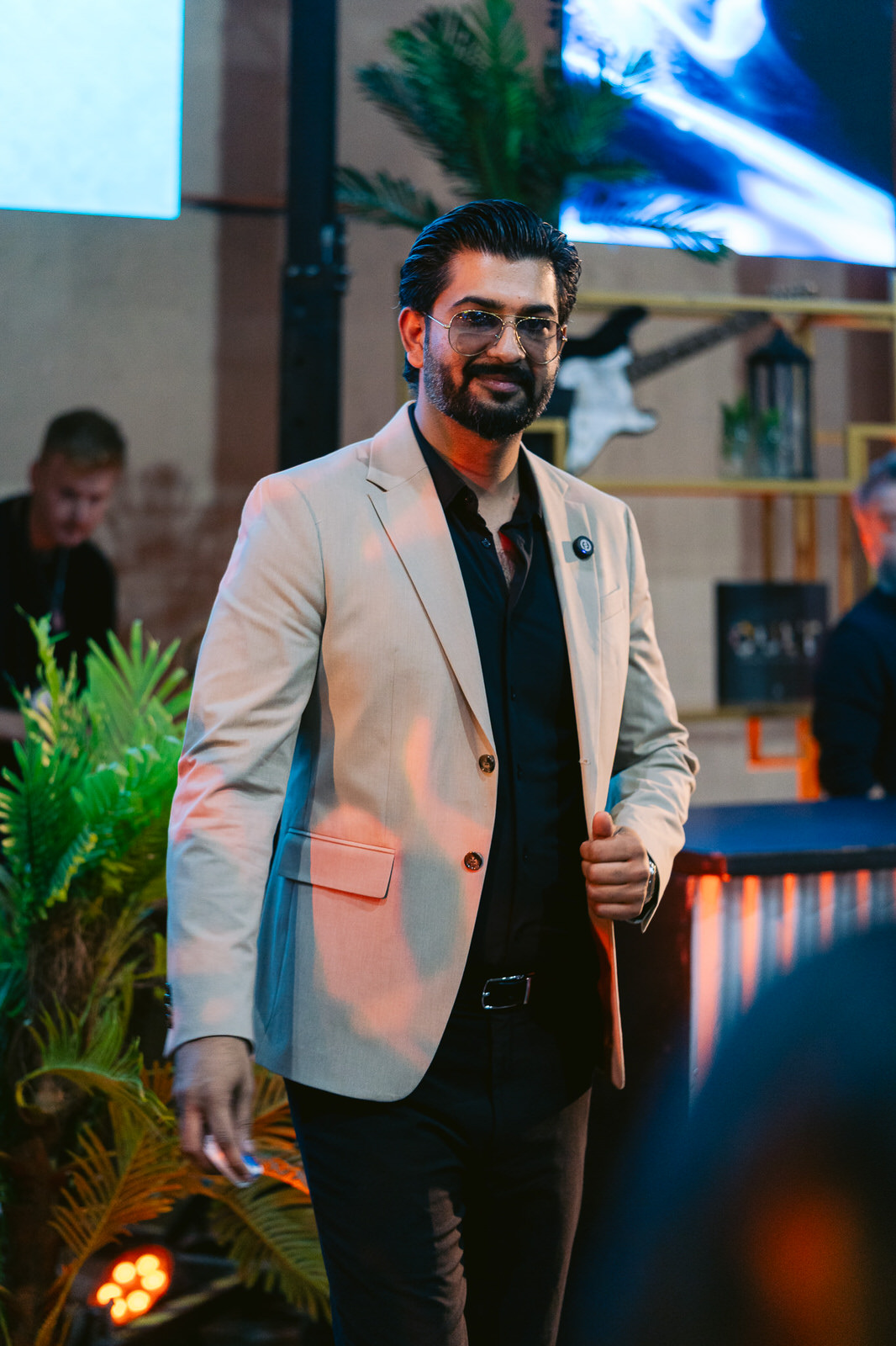 Clew World Vaper Show 2025 — hombre caminando stand 2