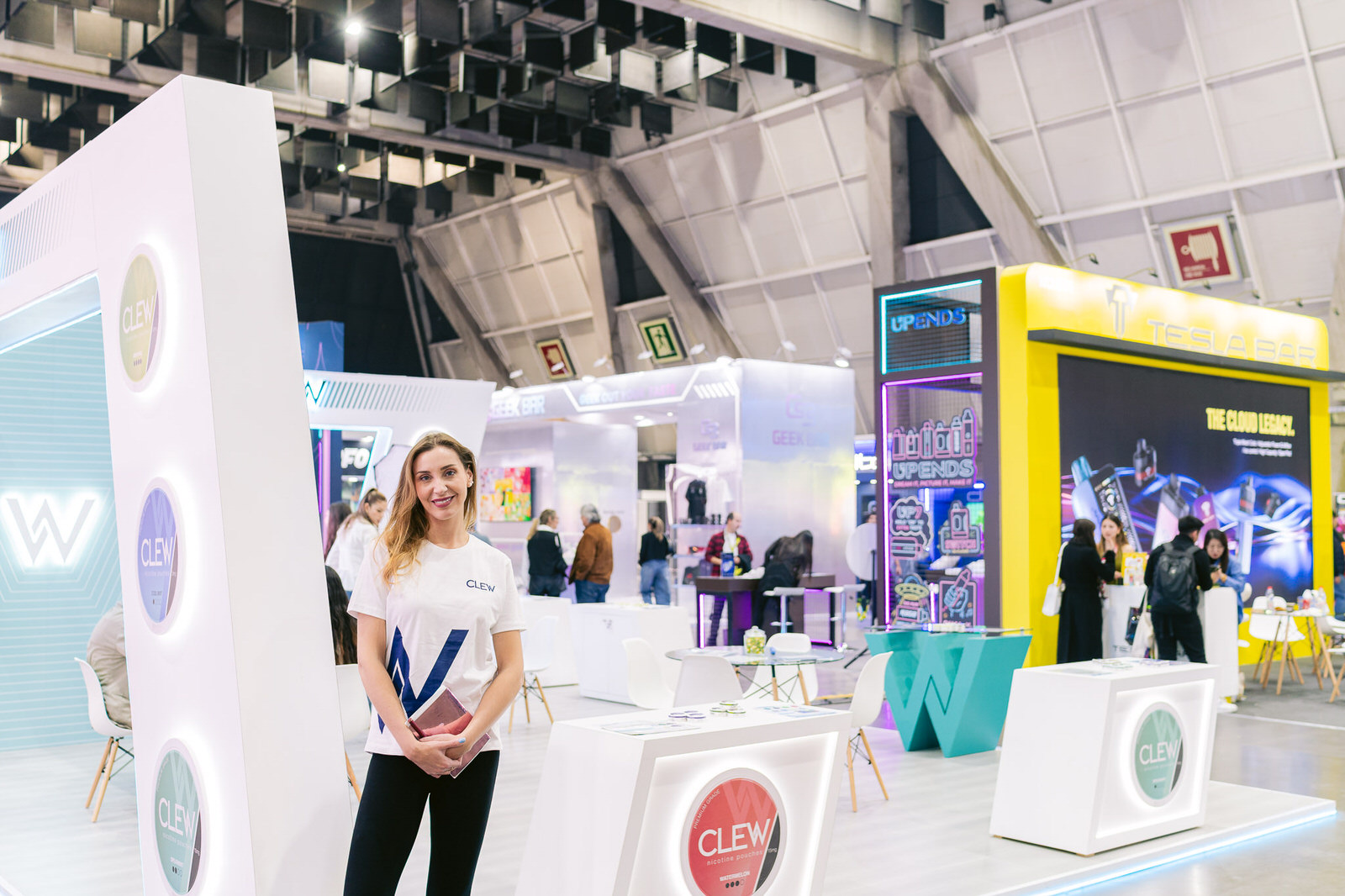 Clew World Vaper Show 2025 — mujer stand cartel