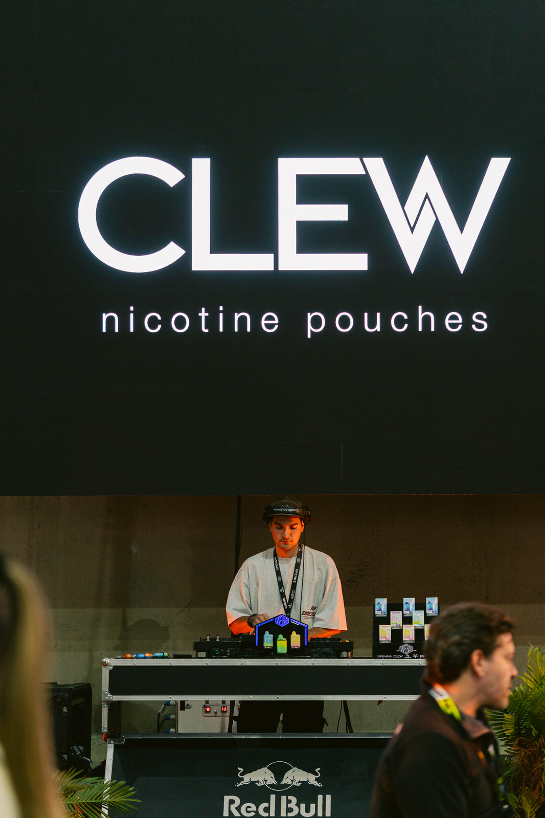 Clew World Vaper Show 2025 — pantalla nicotine pouches dj