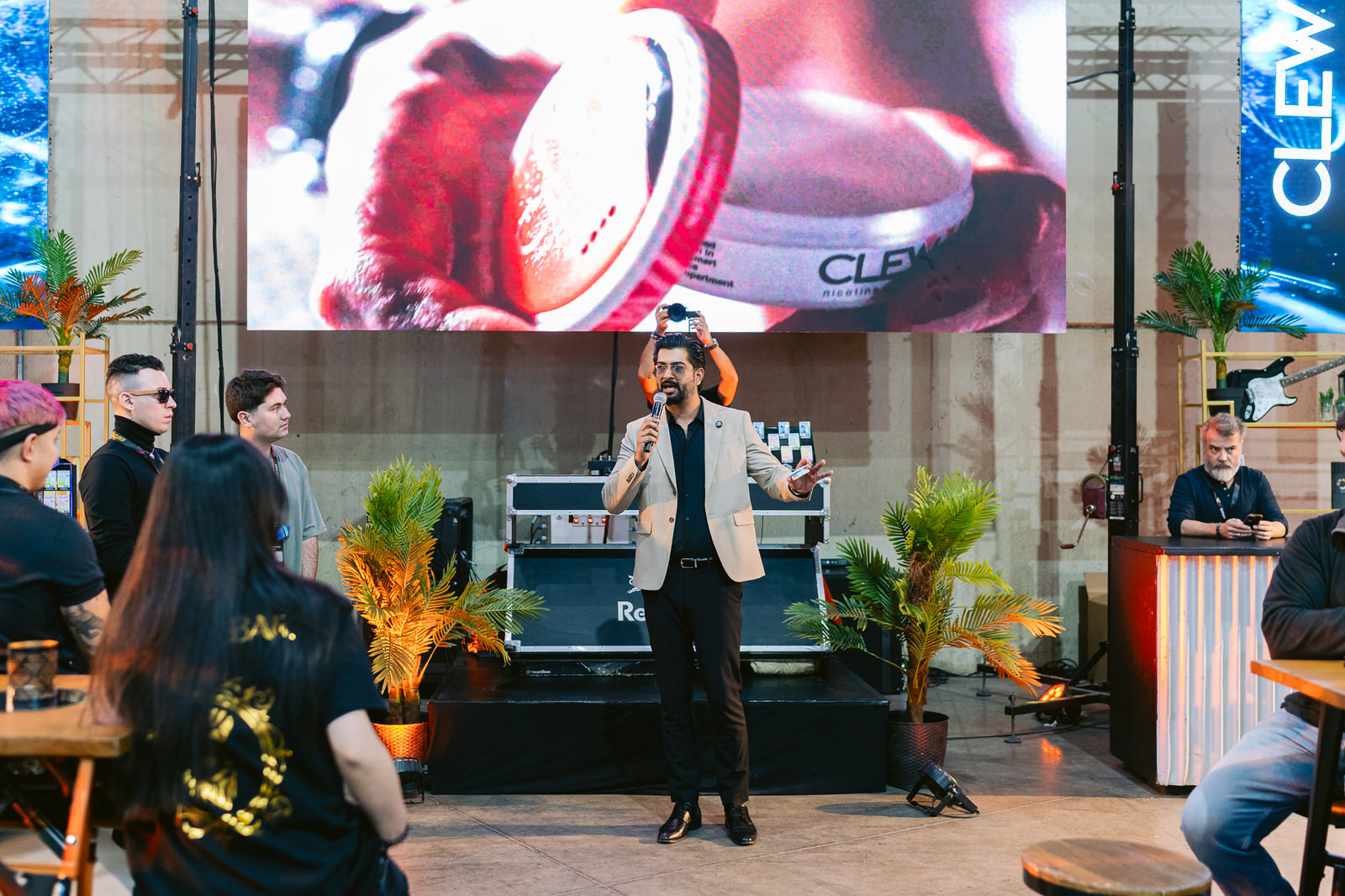 Clew World Vaper Show 2025 — presentacion escenario pantalla