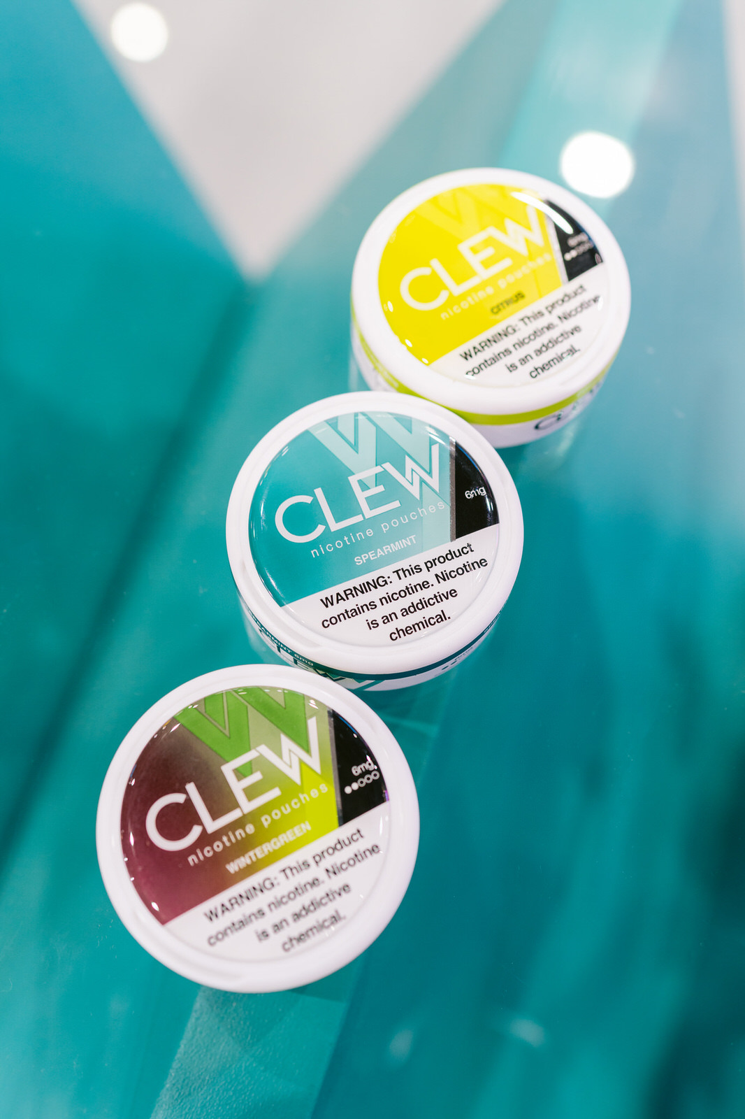 Clew World Vaper Show 2025 — producto latas colores