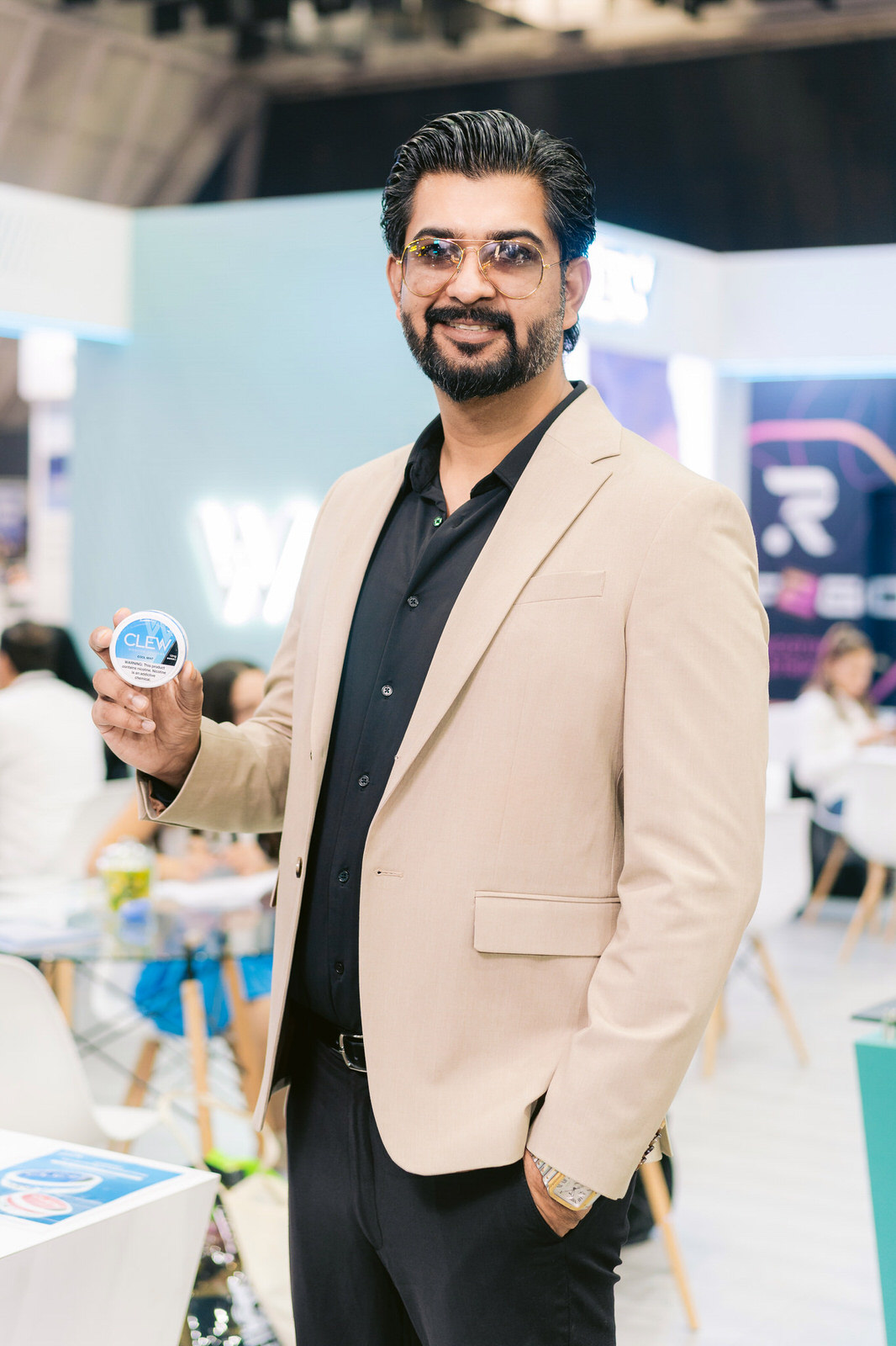 Clew World Vaper Show 2025 — retrato hombre stand 3