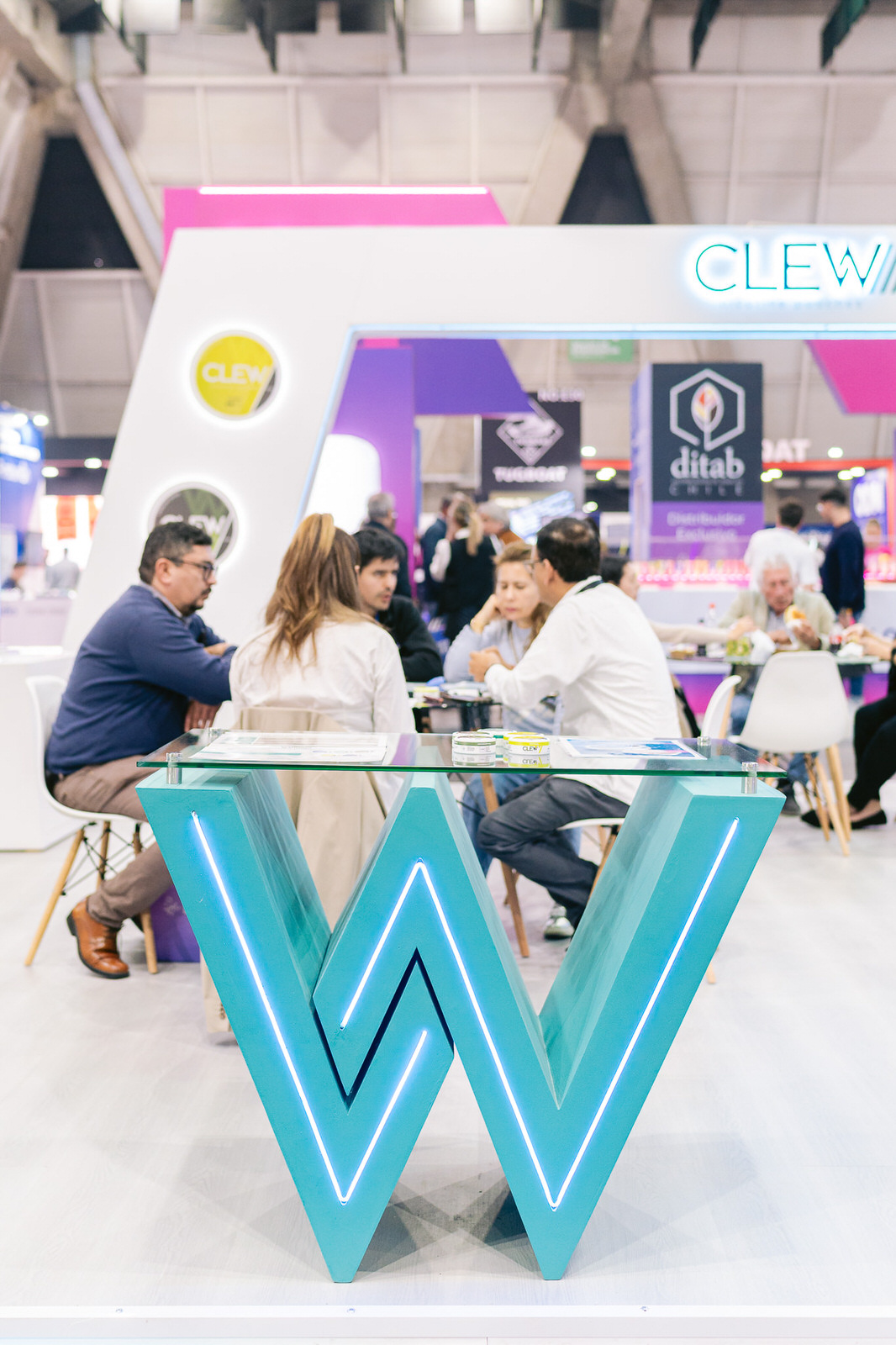 Clew World Vaper Show 2025 — stand letra w mesa
