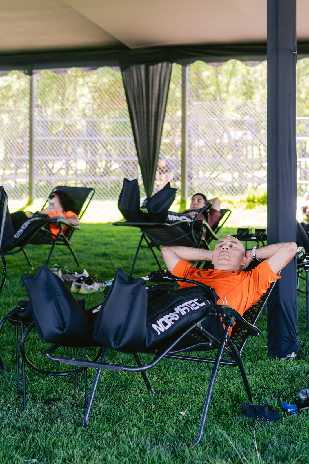 Kifit TNF Endurance Trail 2025 — atleta descansando camilla carpa