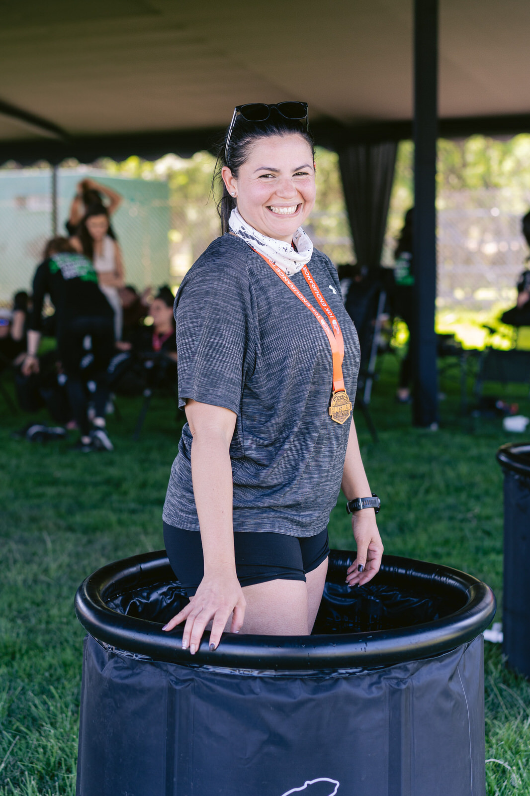 Kifit TNF Endurance Trail 2025 — atleta mujer tina hielo medalla