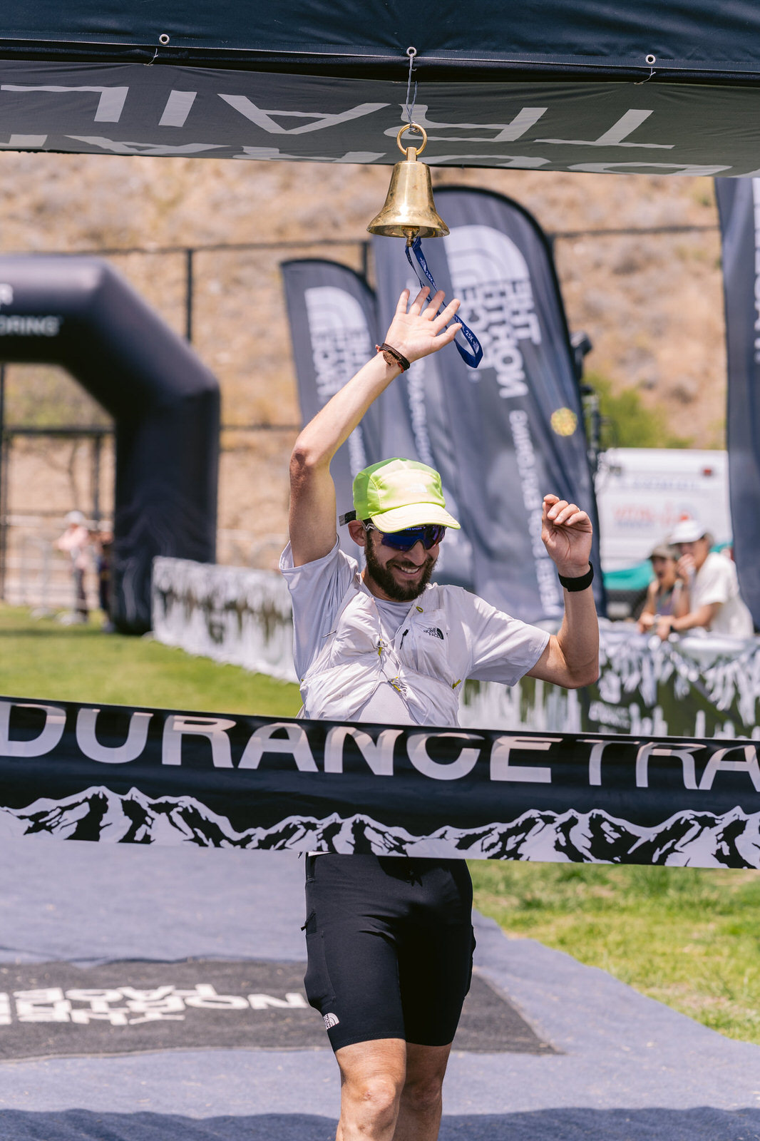Kifit TNF Endurance Trail 2025 — corredores celebrando campana meta 1
