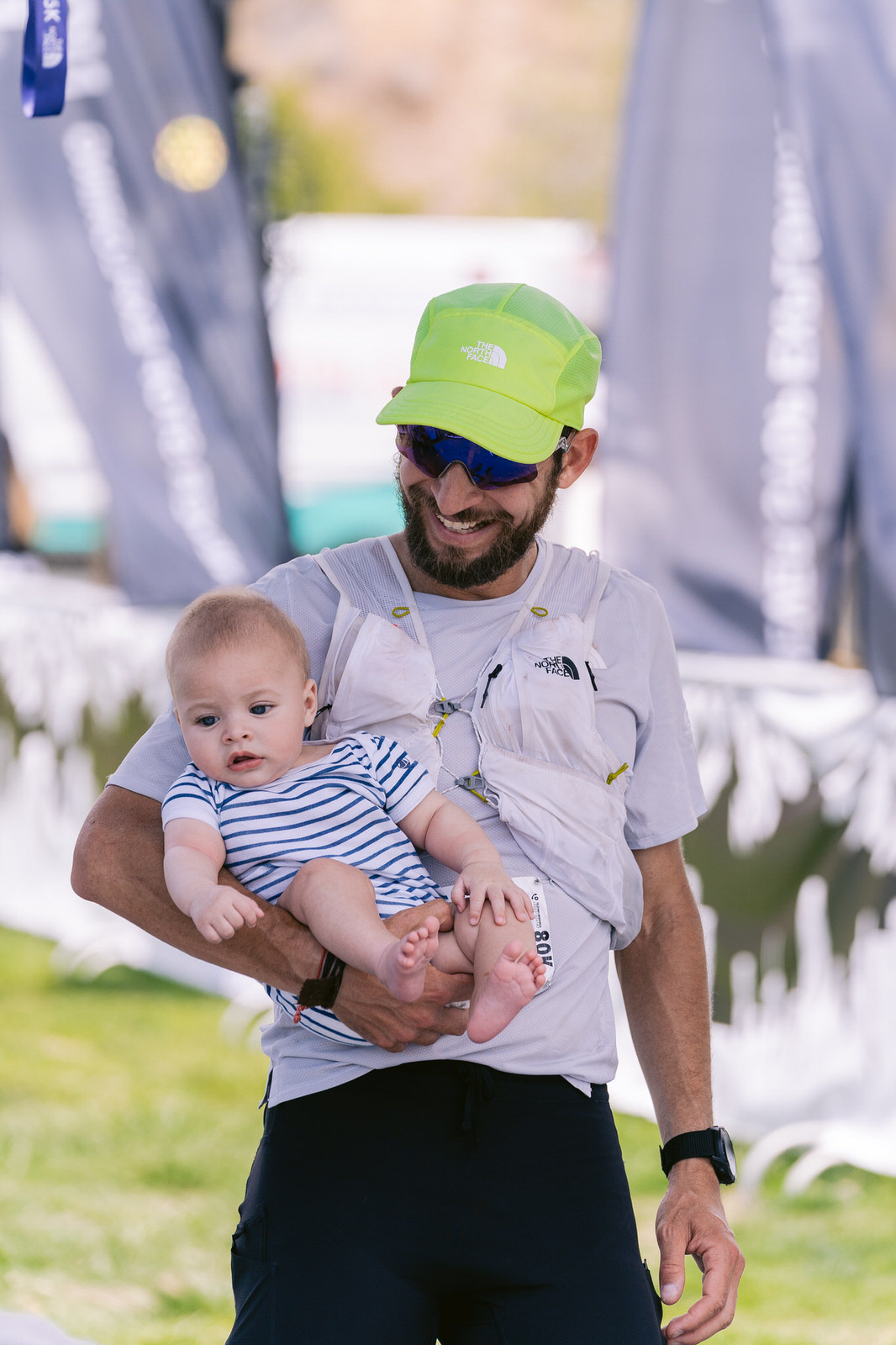 Kifit TNF Endurance Trail 2025 — hombre cargando bebe meta