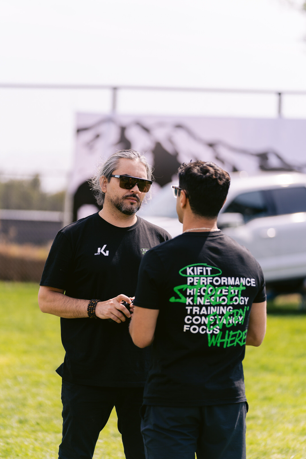 Kifit TNF Endurance Trail 2025 — hombres conversando cabello largo
