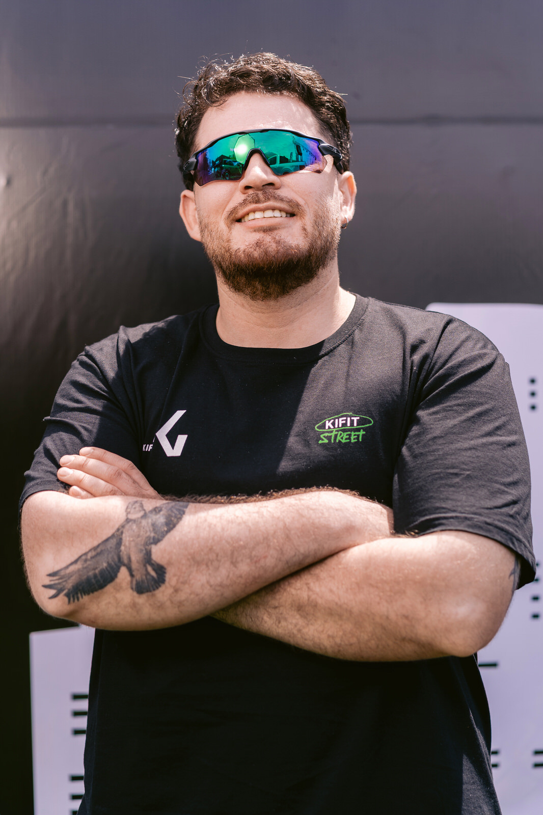 Kifit TNF Endurance Trail 2025 — retrato hombre lentes brazos cruzados