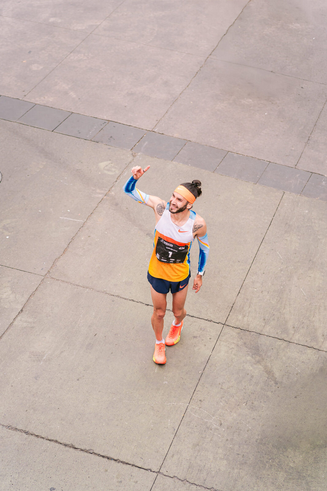 Maratón de Santiago 2025 — atleta aerial finisher adoquin
