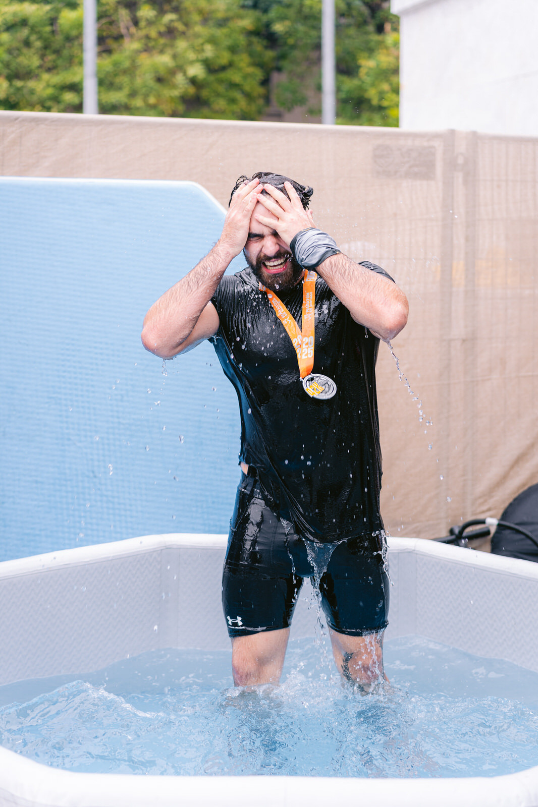 Maratón de Santiago 2025 — atleta hombre tina hielo medalla 2