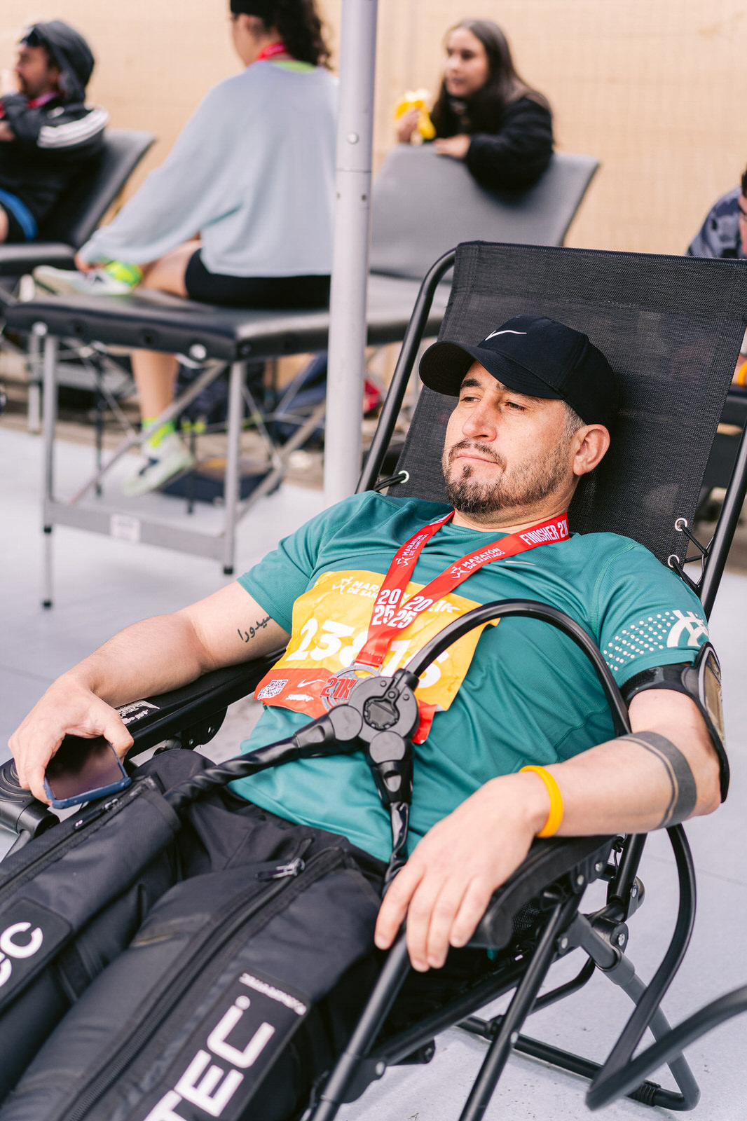 Maratón de Santiago 2025 — atleta normatec silla medalla