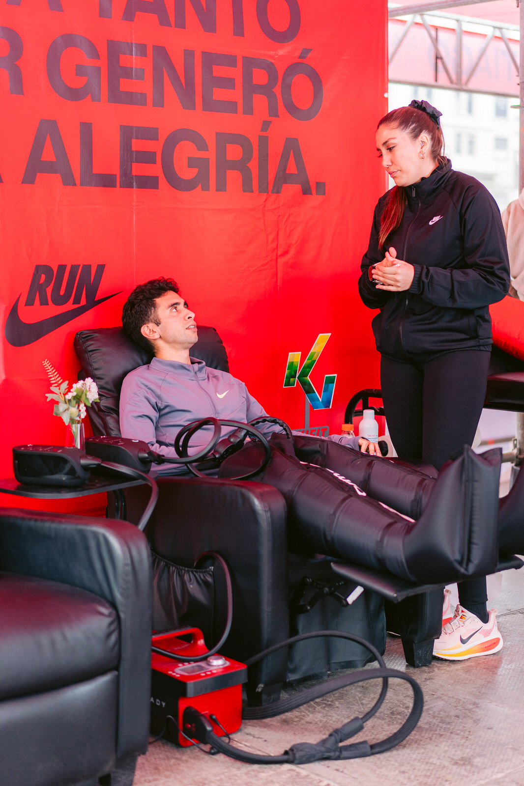 Maratón de Santiago 2025 — atleta silla banner kifit nike