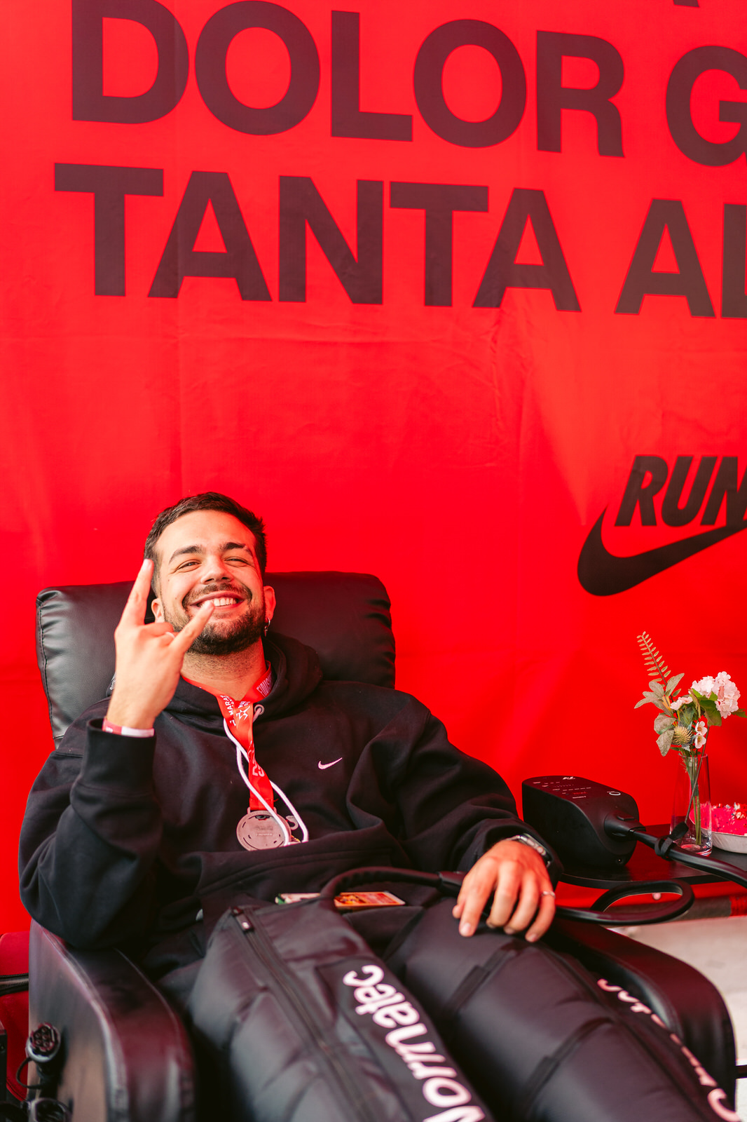 Maratón de Santiago 2025 — atleta silla banner kifit rojo 1