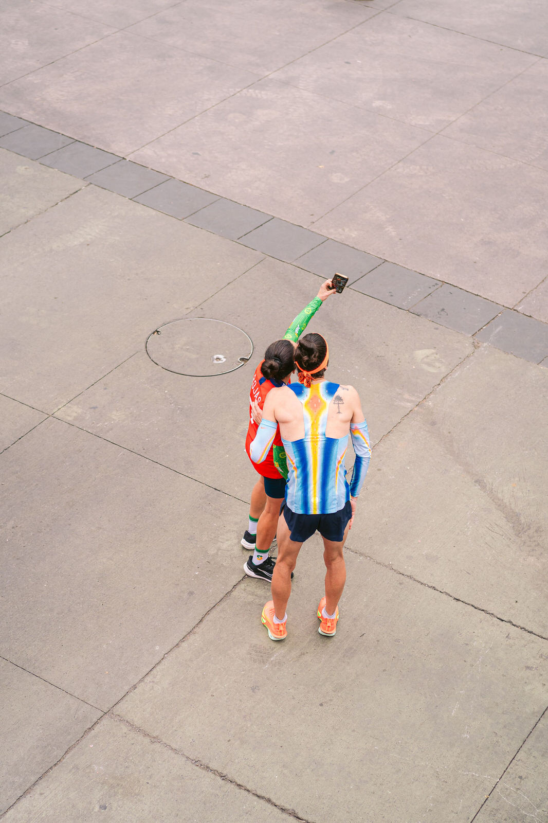 Maratón de Santiago 2025 — corredores aerial adoquin dos