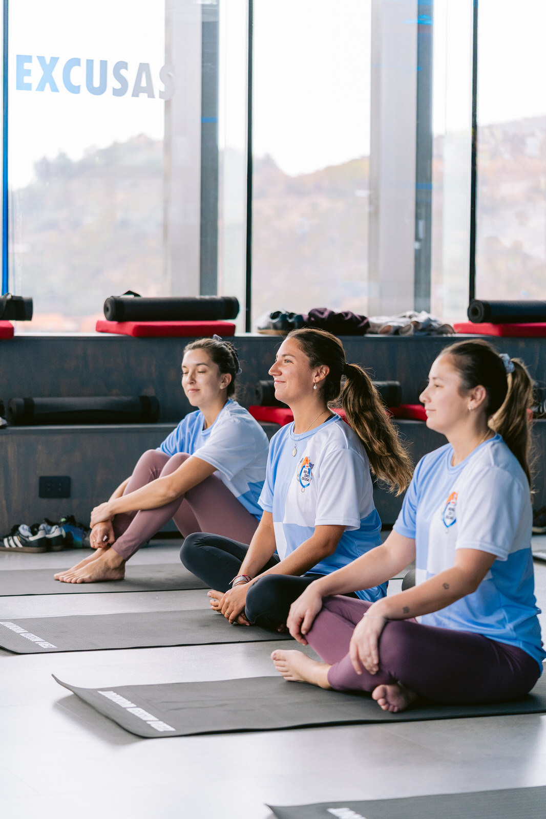 Red Bull RB Zero — grupo meditacion yoga suelo