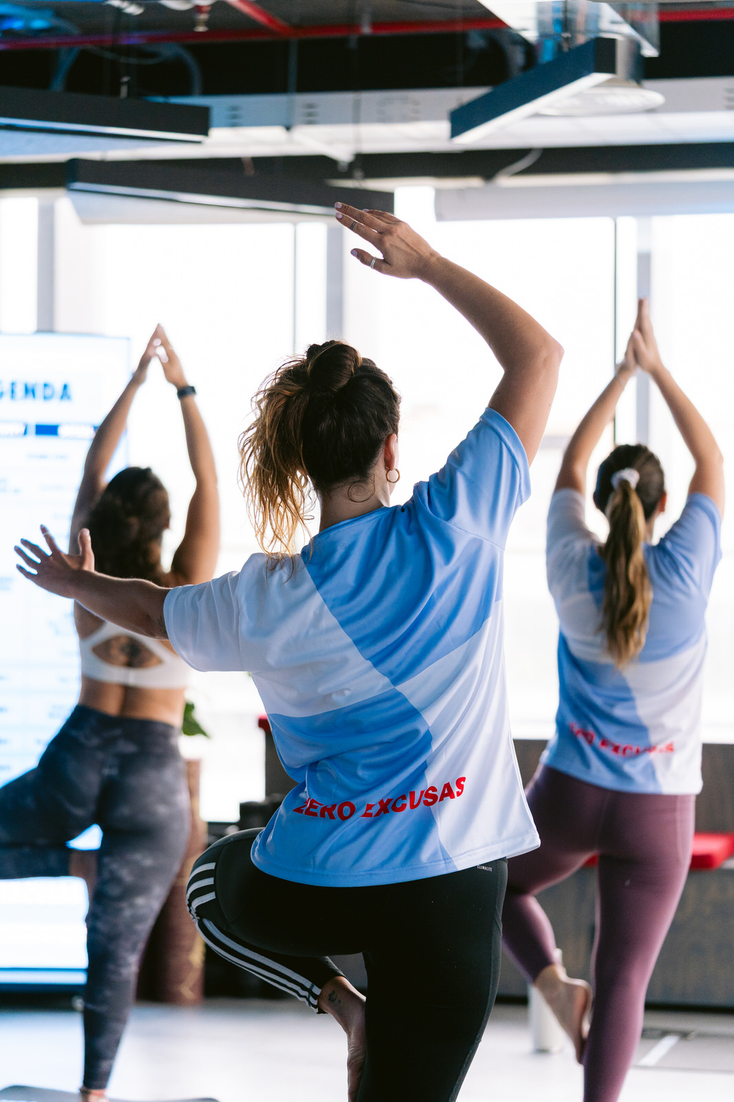 Red Bull RB Zero — grupo yoga brazos arriba espalda