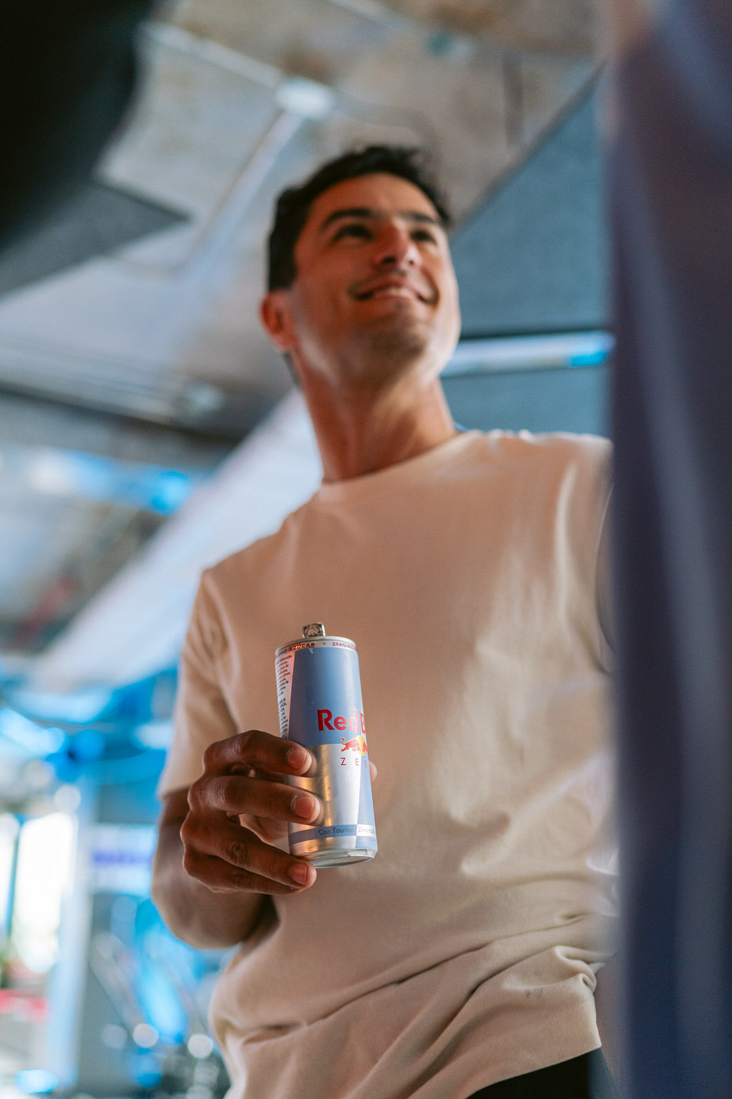 Red Bull RB Zero — hombre can red bull rb zero angulo bajo
