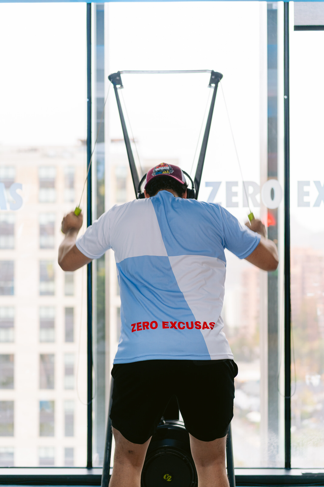 Red Bull RB Zero — hombre ejercicio espalda ventanal
