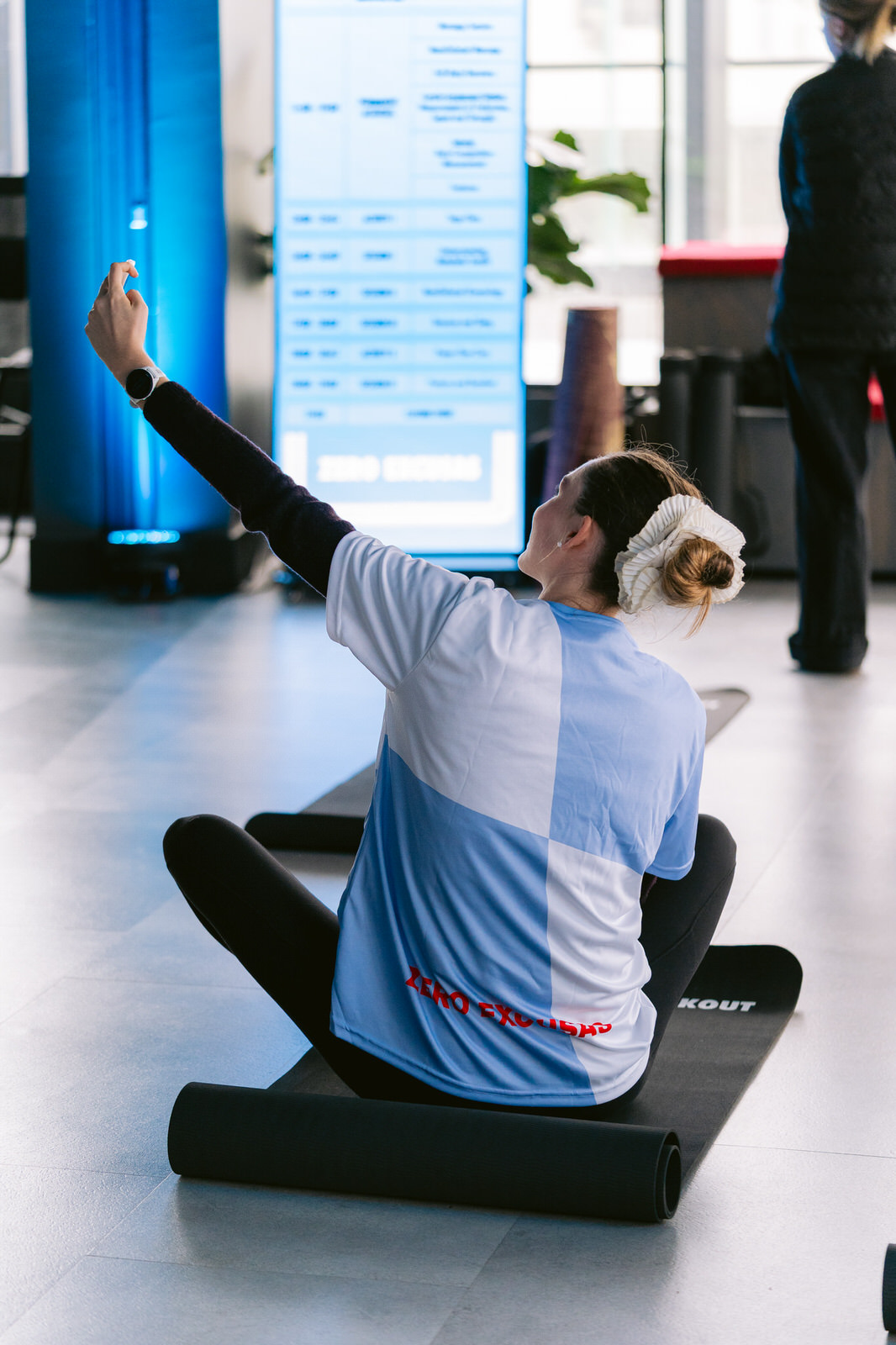 Red Bull RB Zero — hombre meditacion suelo interior