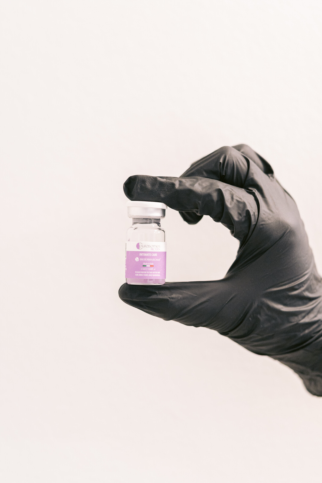 CDM Medical — Purasomes ampolla guantes negros fondo blanco