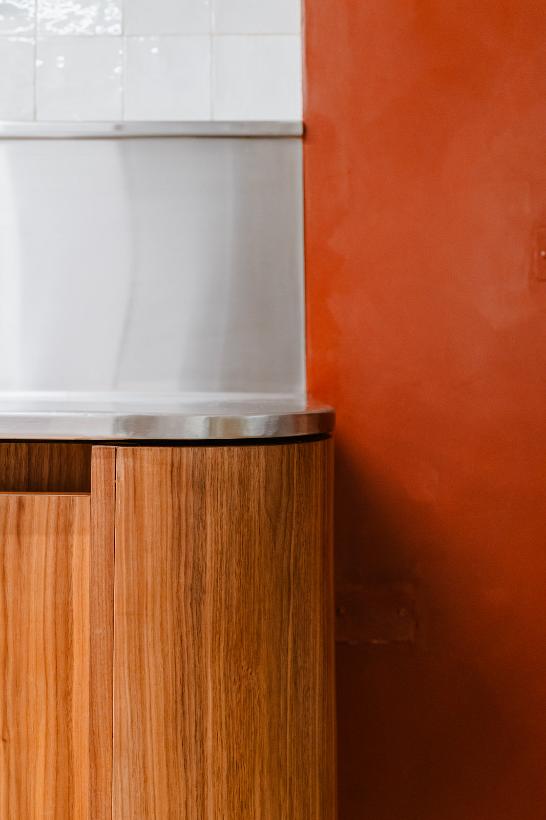 Mueble rojo con acero lateral, Cassone La Luma