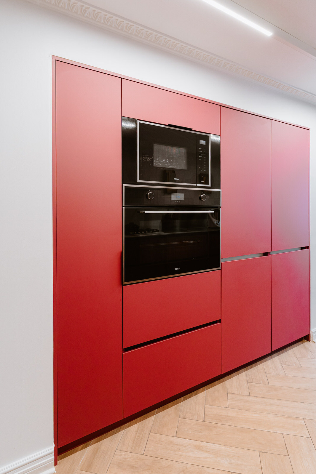 Mueble rojo con horno empotrado, Cassone La Luma
