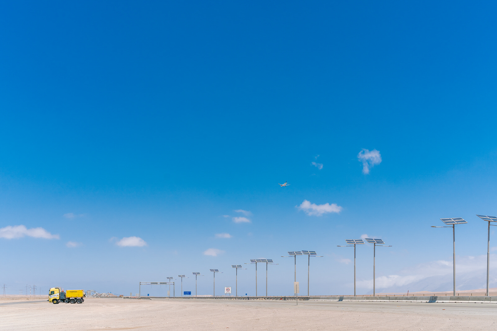 WEG Transformador Antofagasta — carretera desierto cielo despejado