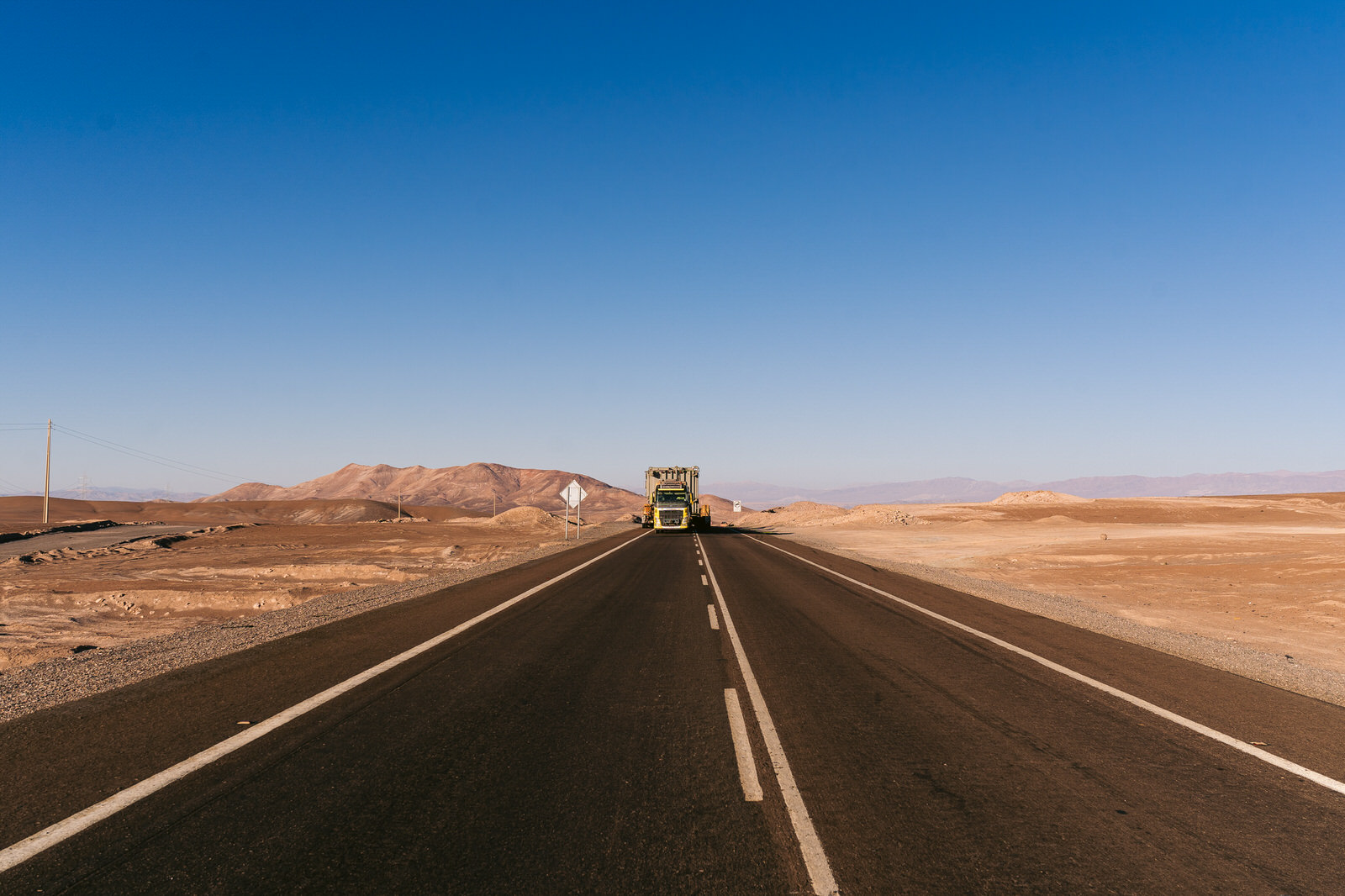 WEG Transformador Antofagasta — carretera recta perspectiva