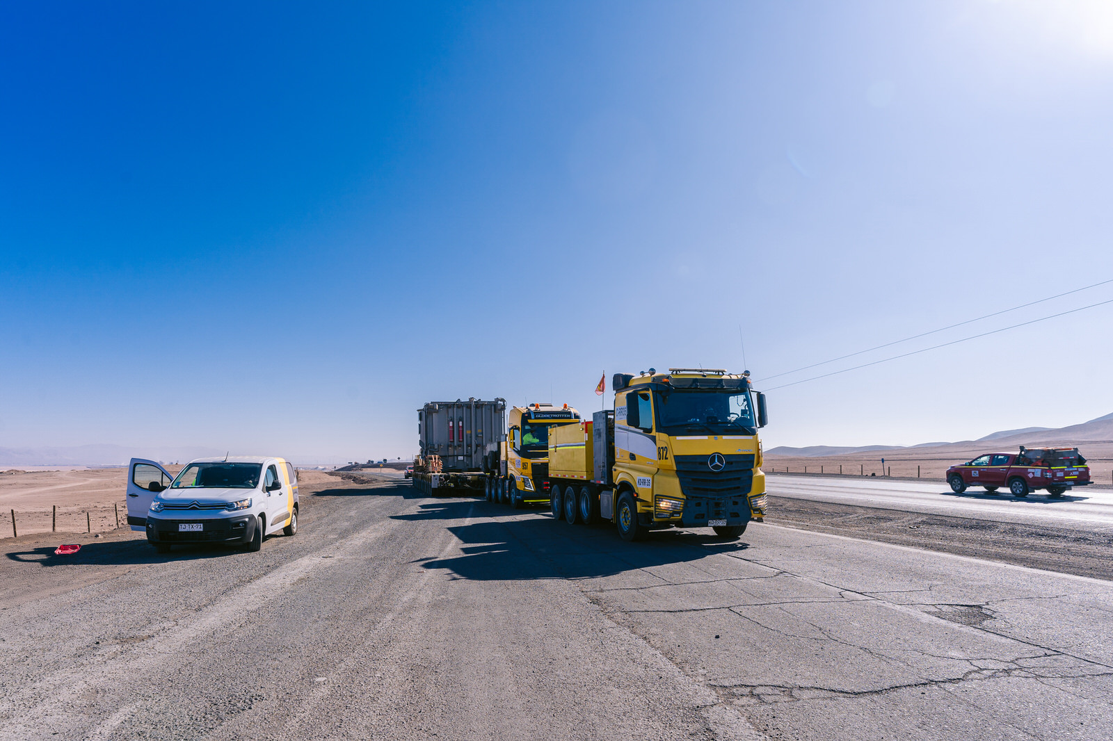 WEG Transformador Antofagasta — convoy vehiculo camino desierto