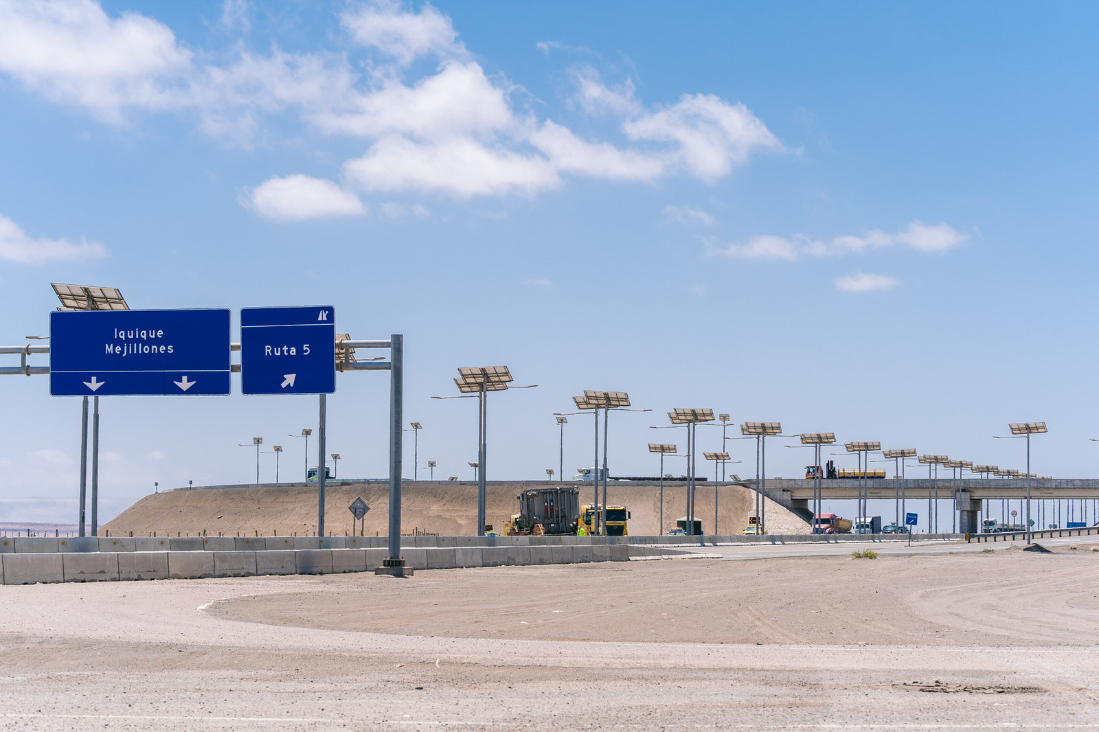 WEG Transformador Antofagasta — senaletica carretera desierto 1