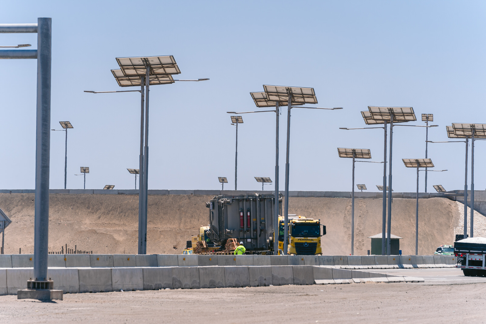 WEG Transformador Antofagasta — senaletica carretera postes solares