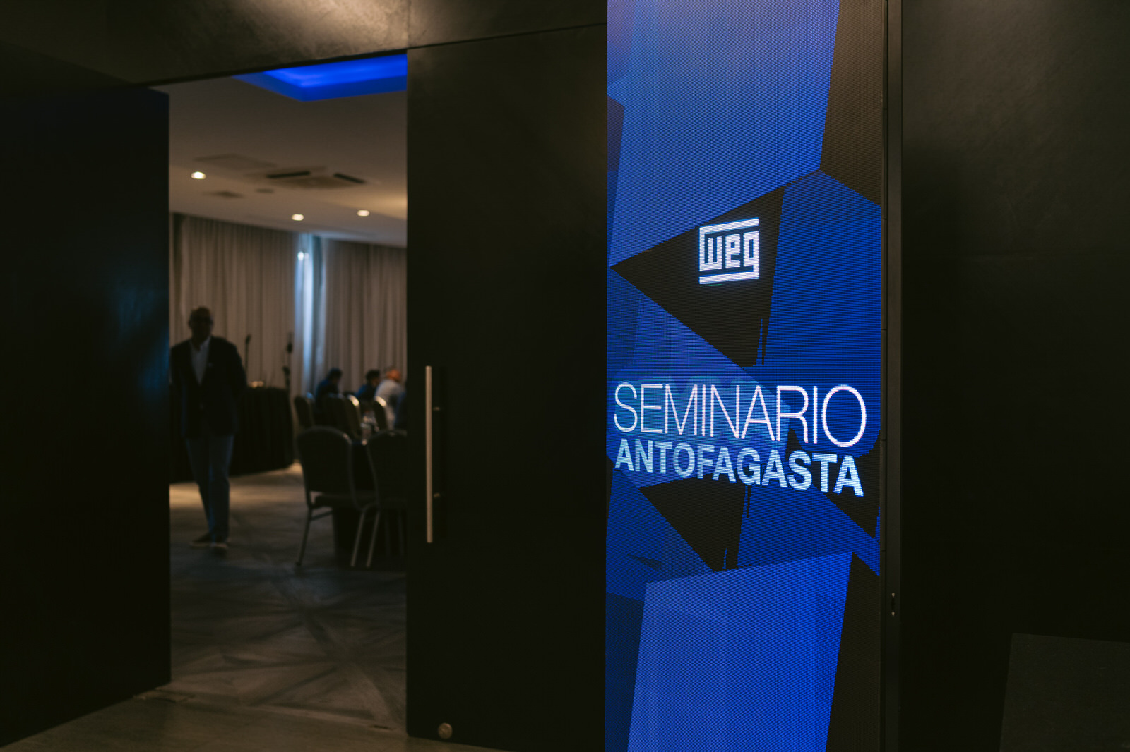 Letrero entrada Seminario WEG Antofagasta