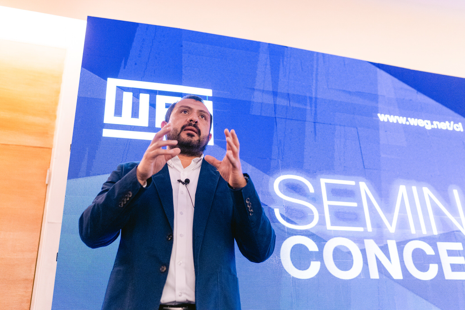 Ponente letrero seminario Seminario WEG Concepción