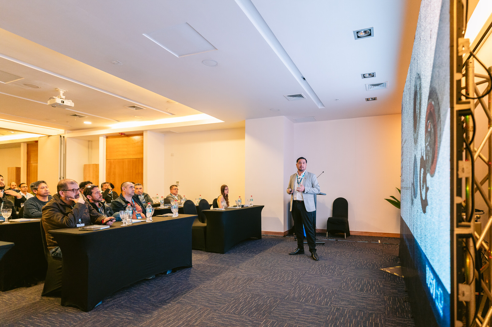 Ponente sala amplia Seminario WEG Concepción