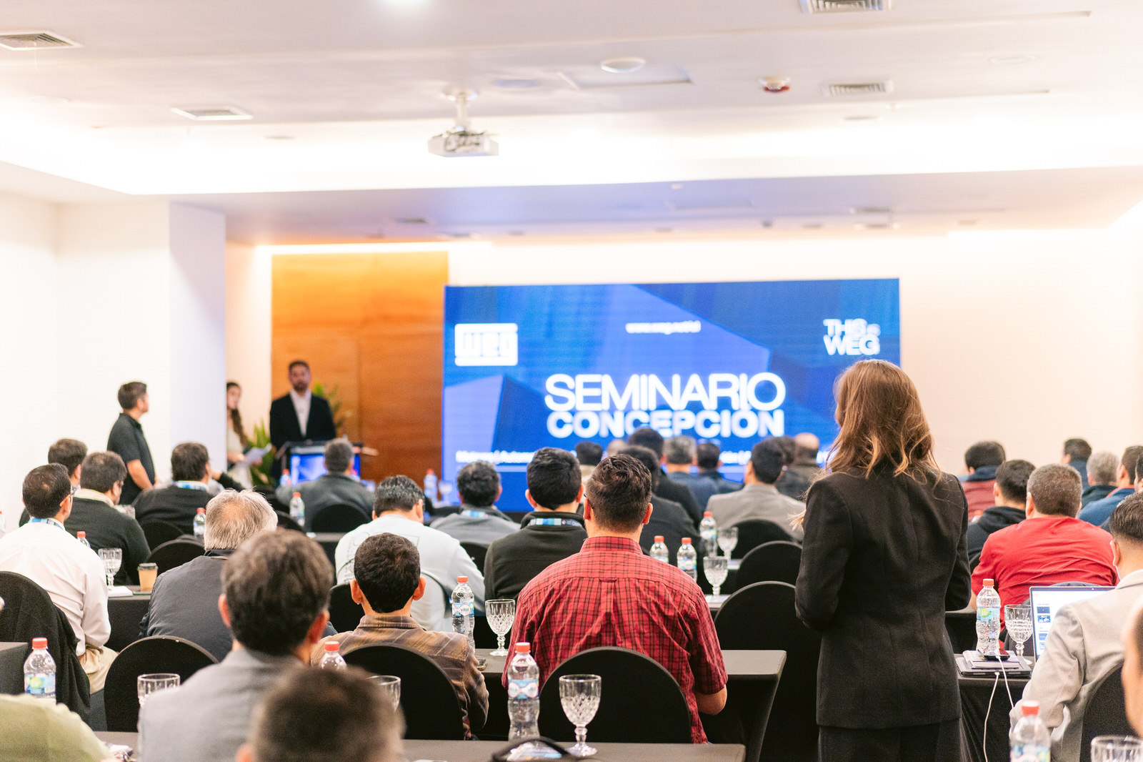 Sala ponente al fondo Seminario WEG Concepción